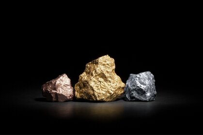 Shop for engagement rings by precious metal Shop for engagement rings by precious metal