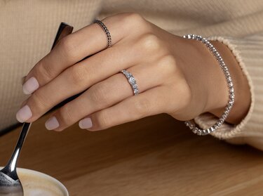 Models with more than one diamond: perfect individually as an engagement ring and after the wedding as a stacking ring